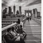 Auf der Brooklyn Bridge. Kalenderseite mit Datum 1-30. Schwarz-weiß Foto der Brücke, Skyline und Menschen auf Bänken.