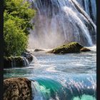 Kalenderblatt mit der Zahl „4“ und Monatstagen. Im Hintergrund ein großer Wasserfall und viel grüne Vegetation.