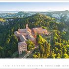 Aufschrift: "Abbey Monte Oliveto Maggiore, Asciano, Siena". Eine große Abtei inmitten grüner Wälder und Hügel.