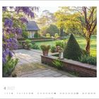 April 2027. Eleganter Garten mit Blumentöpfen, Skulptur und efeuumrankten Strukturen. Frühling spiegelt sich im Licht.