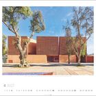 4 2027. Kalenderblatt mit modernem Gebäude, umrahmt von Bäumen.