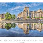 "Reichstag, Regierungsviertel, Berlin-Mitte" steht über einem großen Gebäude mit Säulen, das sich im Wasser spiegelt.
