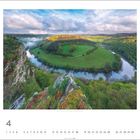 April. Eine Flusslandschaft mit grünen Wiesen, Wäldern und einem Felsen im Vordergrund. Kalenderansicht mit Datum.