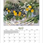Kalenderseite mit April. Notizen über Kerbel. Gelbe und weiße Blumenarrangements in kleinen Vasen.