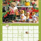 Kalender mit April-Daten, umgeben von Teddybären und vielen bunten Tulpen. Sie sind in einem Gartenhof.