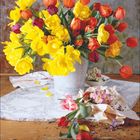 Kalendertext: "4 | 2027". Ein Metalltopf mit gelben Narzissen und bunten Tulpen auf einem Tisch.