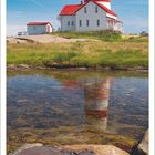 April 2027 Kalender mit Leuchtturm. Ein rot-weiß gestreifter Turm steht auf grasiger Küstenlandschaft.