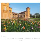 "Schloss Rheinsberg, Rheinsberg | Foto © Leo Seidel"  
Kalenderseite April 2027, blühende Tulpen vor Schlossfassade.