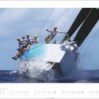 APRIL: Kalenderblatt mit einem Segelboot, das dynamisch durchs Wasser fährt, besetzt mit mehreren Personen in Aktion.