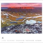 "Rapaälven, Nationalpark Sarek, Nordschweden. 4. Panorama eines Flusstales mit schimmernden Seen und einem Berg im Hintergrund."