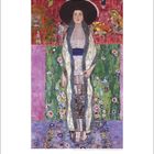 Zahlen 4 und 12-30. Eine Person in langem Kleid und großem Hut steht vor einem blumigen, farbenfrohen Hintergrund.