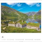 April; Sætergjerde, Nordfjord. Zwei Holzhütten mit Grasdächern, ein Schaf und ein ruhiger See in den Bergen.