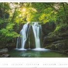 Janet's Foss, Malham, North Yorkshire, England. Ein Wasserfall fließt über Moosfelsen. Kalender zeigt Monat April.