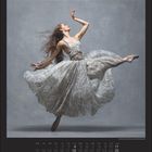 April 11 und 25 sind fett markiert. Eine Tänzerin in fließendem Kleid springt anmutig in die Luft.