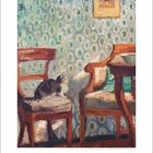 Illustration: Eine Katze sitzt auf einem Stuhl. Dahinter eine gemusterte grüne Tapete und ein weiterer Stuhl. Unten Zahlenreihe.