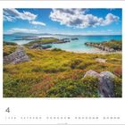 White Strand Beach, Ring of Kerry, County Kerry. Die Landschaft zeigt eine Küste mit Felsen, grünem Gras und klarem Himmel.