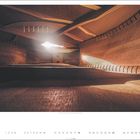 "Warren Acoustic Guitar - Foto © Charles Brooks". Innenansicht einer Gitarre mit hölzernen Elementen und Lichtstrahl.