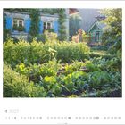 Kalenderseite April 2027. Gemüsegarten mit Beeten, Laube, Holzhaus mit blauem Fensterläden, Sonnenlicht fällt weich ein.