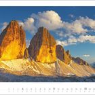 "4 2027" und Monatskalender. Drei markante Dolomiten-Gipfel, im Abendlicht leuchtend, vor teils bewölktem Himmel.