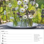 Juni, 23. Woche, Zwillinge 21.5.–20.6. Zitat rechts: "Sonne, lass mein Blümchen sprießen..." Vasen mit bunten Blumen.