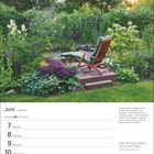 "Juni, 23. Woche. Zwillinge 21.5.-20.6. Ein gemütlicher Liegestuhl, ein kleiner Teich, Sträucher und Stauden."