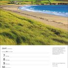 Kalenderblatt für Juni. Termine vom 7. bis 13. Schönes Zitat über Surfen. Foto von einem Strand mit grünen Hügeln.