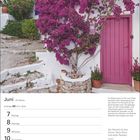 Juni-Kalenderblatt, 23. Woche, 7. bis 13. Juni. Zitat: "Der Mensch ist eine Sonne. Seine Sinne sind seine Planeten." (Novalis) 

Mehrere violette Blüten umrahmen ein rosafarbenes Tür in einer weißen Wand. Typische mediterrane Vegetation.