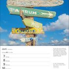 Oben Schilder: "Helgoland", "Amrum", "Willi", "Odde". Darunter Kalender Juni. Links Monatsübersicht, rechts Zitat von Chaplin.