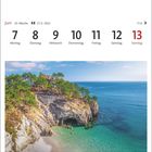 Oben: Kalender Juni 7.-13. Wochenende. Unten: Küstenlandschaft mit Klippen, Bäumen und türkisblauem Meer.