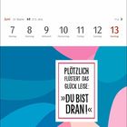 Kalenderwoche im Juni, 7. bis 13. Juni. Zitat: "Plötzlich flüstert das Glück leise: Du bist dran!" Bunte, abstrakte Formen.