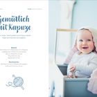 "Gemütlich mit Kapuze," Anleitung für eine gehäkelte Kapuze. Rechts ein lächelndes Baby unter einer gestrickten Decke.
