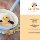 "Spiegelei, Schwierigkeitsgrad: mittel, Größe 13 cm. Materialliste für Häkeln: Wolle, Häkelnadel, Sicherheitsaugen. Links: Garn-Spiegelei in Pfanne."