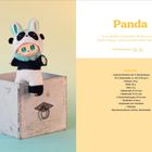 "Panda. So ein niedlicher Overall... Couch!" Auf gelbem Hintergrund. Links ein kleines Stofftier mit Panda-Kostüm in Holzkiste.