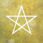 „Pentagramm“ steht unter einem weißen, geometrischen Stern auf texturierter, goldener Oberfläche.