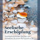 Der Text beschreibt seelische Erschöpfung neben Muscheln und Steinen auf Sand.