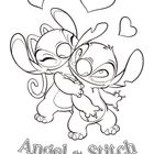 "Angel gibt Stitch einen Kuss." In der Illustration küssen sich zwei cartoonhafte Wesen, umgeben von Herzformen.