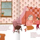 Texte: "Wenn es regnet, stürmt und kalt ist... dann ist meine Oma da." "Sie erfindet Spiele... Das ist Zauberei." Illustration einer Oma und einem Kind in einem gemütlichen Wohnzimmer mit Fenster und Regenschauer.