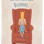 „Ich bin etwas ganz Besonderes.“ Illustration: Kind mit Krone auf großem Sessel sitzend, in blauem Kleid mit Blumenmuster.