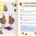 "Du brauchst: Pappe, Kastanien, Acrylstifte, Bastelkleber, 2 kleine Stücke bunten Wollfaden, 4 kleine Ästchen, Schere." Ein Bastelprojekt zeigt Kastanienschnecken mit buntem Garn und Anleitungen für ein Schneckenrennen.