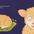 Text: "Das Lämmchen kuschelt heute Nacht mit Mama. Träumt schön!" Links: Zwei schlafende Schafe. Rechts: Nahaufnahme eines Lammgesichts.
