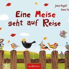 „Eine Meise geht auf Reise“. Vögel mit Mützen auf einem Zaun, Herbstblätter und ein Schild mit „Süden“. 