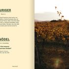 Links steht in großen Buchstaben "HEURIGER" und "KNÖDEL", rechts ein herbstlicher Weinberg bei Sonnenuntergang.