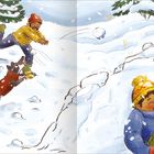 Bauen eine große Schneeburg, kuscheln uns dort alle ein. Zwei Kinder spielen im Schnee mit einem Hund, Tannen im Hintergrund.