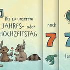 Bis zu unserem JAHRES- oder HOCHZEITSTAG noch 7 Tage. Illustration: Affe und Waschbär mit Blume.