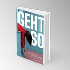 „GEHT SO“ von Beatriz Serrano, Roman. Eine Person lehnt sich in Rot vor einer türkisfarbenen Wand.