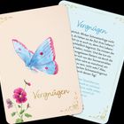 „Vergnügen“ in geschwungener Schrift und ein blauer Schmetterling über einer rosa Blume. Verziert mit goldenen Mustern.