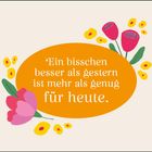 Ein orangener Oval mit Zitat, umgeben von stilisierten Blüten in Gelb, Rosa und Rot.