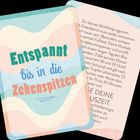 „Entspannt bis in die Zehenspitzen.“ Zwei Karten: Eine mit bunten Wellen, die andere mit einem Entspannungstipp.