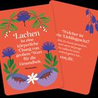 Zwei Karten mit Zitaten über Lachen und Lieblingswitze, verziert mit floralen Mustern auf orangefarbenem Hintergrund.