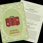 Text: "VERÄNDERUNG", "BUCHTIPP: Nachtzug nach Lissabon". Illustration: Koffer auf grünem floralem Hintergrund.